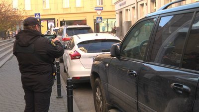 Рустам Еміралієв перевіряє, чи водії оплатили паркування Рустам Еміралієв перевіряє, чи водії оплатили паркування
