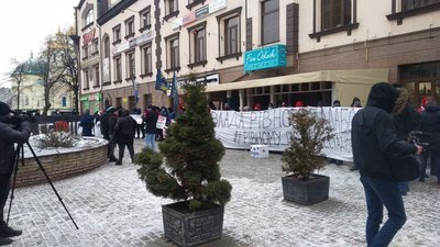 Доля стадіону: вболівальники просять депутатів грошей на рівненський стадіон Доля стадіону: вболівальники просять депутатів грошей на рівненський стадіон