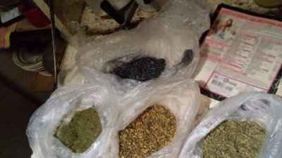 На Черкащині затримали вісьмох людей, які виготовляли та продавали наркотики На Черкащині затримали вісьмох людей, які виготовляли та продавали наркотики