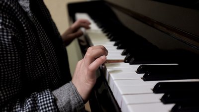 Наздоганяють шкільну програму та відвідують гуртки. Як на Буковині працює патронатна сім’я