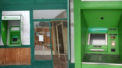 На Житомирщині в одному з райцентрів невідомі зламали банкомат і викрали гроші На Житомирщині в одному з райцентрів невідомі зламали банкомат і викрали гроші