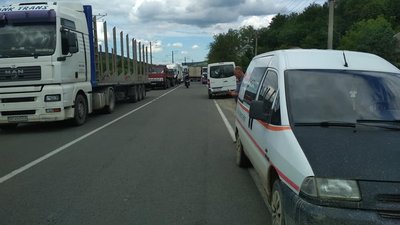 Люди третій день перекривають трасу Львів-Самбір-Ужгород