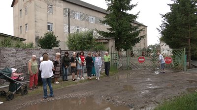 Люди зібралися біля входу до підприємства Люди зібралися біля входу до підприємства