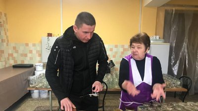 Гравці тернопільського клубу “Нива” готують тушонки для українських бійців Гравці тернопільського клубу “Нива” готують тушонки для українських бійців