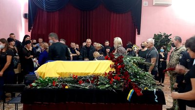 У Херсоні прощаються із курсантом, який загинув в авіакатасрофі АН-26 У Херсоні прощаються із курсантом, який загинув в авіакатасрофі АН-26