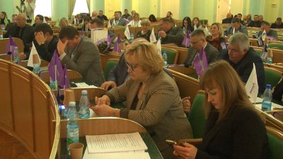 Сесія Хмельницької облради: звіт голови, звернення щодо комуняцьких символів, виконання бюджету
