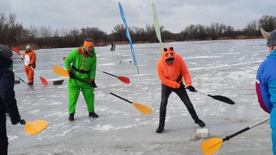 Замість ключок – весла. Дніпровські каякери вигадали нову гру "Весло-хокей" Замість ключок – весла. Дніпровські каякери вигадали нову гру "Весло-хокей"