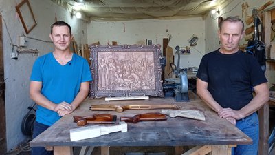 На Полтавщині родина Одиниць виготовляє дерев’яні картини та приклади до рушниць