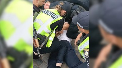 Затримання чернвчанина поліцейським
