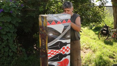 Охтирські художники на Сумщині розписали військову атрибутику, яку продадуть у США Охтирські художники на Сумщині розписали військову атрибутику, яку продадуть у США