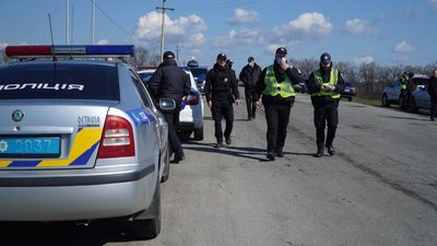 Близько півсотні мешканців Кам'янського вийшли на акцію проти закриття школи №20 Близько півсотні мешканців Кам'янського вийшли на акцію проти закриття школи №20