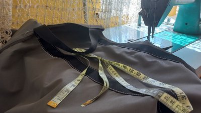 Ноші для військових: вісім місяців жителька Житомирщини шиє спорядження для ЗСУ Ноші для військових: вісім місяців жителька Житомирщини шиє спорядження для ЗСУ