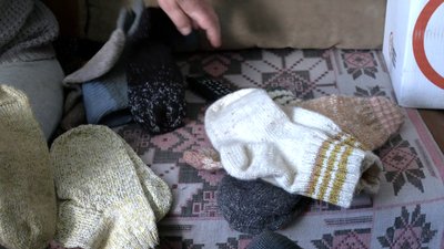 "Баби Валі "адідаси": на Рівненщині майстриня в'яже шкарпетки на фронт "Баби Валі "адідаси": на Рівненщині майстриня в'яже шкарпетки на фронт