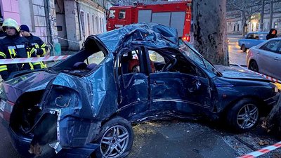 Не впорався з керуванням та врізався у дерево: в Одесі водій загинув у ДТП Не впорався з керуванням та врізався у дерево: в Одесі водій загинув у ДТП