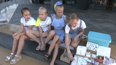 Плетуть прикраси з бісеру та продають співаючи: черкаські дівчатка згуртувалися для допомоги ЗСУ
