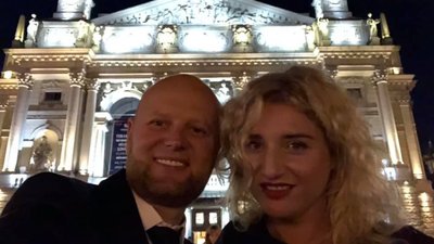 Львівський митець Володимир Цісарик разом із дружиною — художницею Оленою Онуфрів Львівський митець Володимир Цісарик разом із дружиною — художницею Оленою Онуфрів
