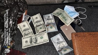 Хабар на майдані Свободи: у центрі Харкова затримали посадовця військкомату Хабар на майдані Свободи: у центрі Харкова затримали посадовця військкомату
