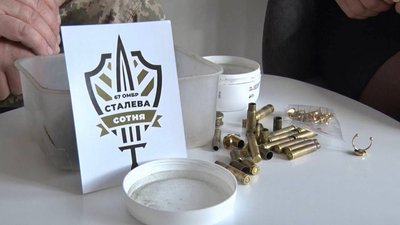 Сталева сотня: тернопільська волонтерка виготовляє прикраси з гільз