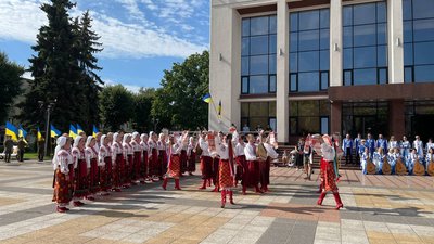 У Черкасах урочисто підняли державний стяг та затанцювали У Черкасах урочисто підняли державний стяг та затанцювали