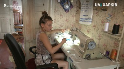 Дві школярки з різних куточків Харківщини шиють маски Дві школярки з різних куточків Харківщини шиють маски