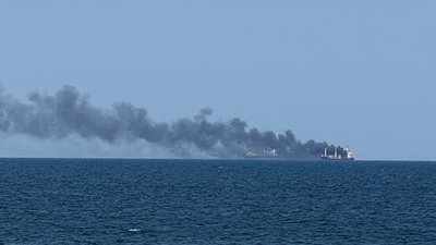 Дим над цивільним судном після російського обстрілу в морі неподалік від Одеси