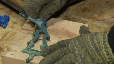 Новорічні прикраси із пластикових кришок створюють у Черкаській відкритій громадській майстерні Новорічні прикраси із пластикових кришок створюють у Черкаській відкритій громадській майстерні