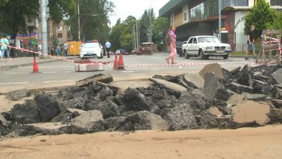 На центральному проспекті Запоріжжя в результаті зливи провалився асфальт На центральному проспекті Запоріжжя в результаті зливи провалився асфальт