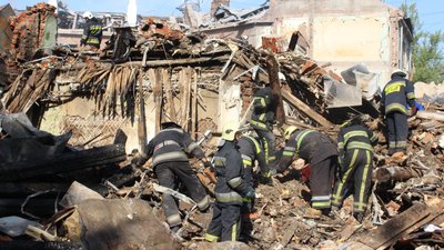 У гуртожитку в Салтівському районі Харкова після обстрілу РФ триває розбір завалів У гуртожитку в Салтівському районі Харкова після обстрілу РФ триває розбір завалів