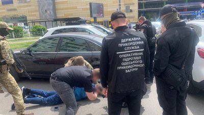 Дев’ять тисяч доларів за виїзд чоловіків за кордон: одеські прикордонники викрили організатора схеми