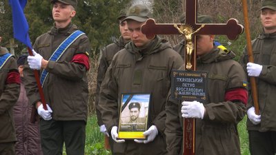На Франківщині провели в останню путь бійця, керівника Галицького ПЛАСТу Петра Ткачівського На Франківщині провели в останню путь бійця, керівника Галицького ПЛАСТу Петра Ткачівського