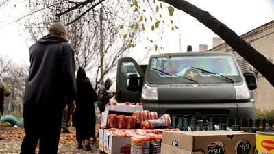 "Люди живуть колоніями у підвалах". У прифронтову Велику Новосілку поліцейські доставляють ліки та харчі
