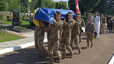 На Смолянському цвинтарі у Житомирі попрощалися із трьома військовими, які загинули на Херсонщині На Смолянському цвинтарі у Житомирі попрощалися із трьома військовими, які загинули на Херсонщині