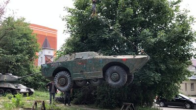 Із парку Тернополя забрали радянську військову техніку