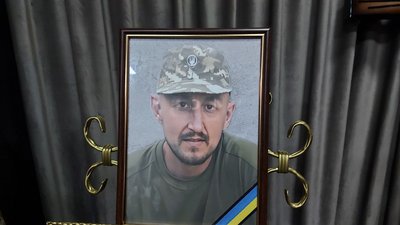 У Хмельницькому попрощалися з двома офіцерами, що загинули на полі бою У Хмельницькому попрощалися з двома офіцерами, що загинули на полі бою
