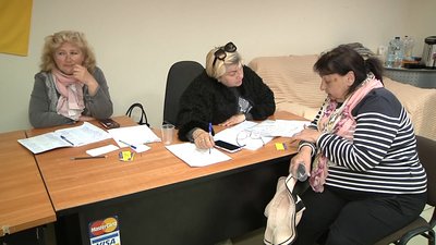 Допомагають матеріально та юридично. Як працює гуманітарний центр для переселенців з Бердянська у Запоріжжі