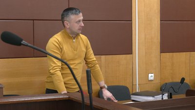Адвокат обвинувачених у справі реабілітаційного центру для наркозалежних та алкозалежних у Чернігові Ігор Ейсмонт у суді 20 березня 2024 року, коли досліджують письмові та відеодокази Адвокат обвинувачених у справі реабілітаційного центру для наркозалежних та алкозалежних у Чернігові Ігор Ейсмонт у суді 20 березня 2024 року, коли досліджують письмові та відеодокази