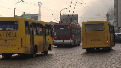 Громадський транспорт у новорічно-різдвяні свята. Що очікує прикарпатців Громадський транспорт у новорічно-різдвяні свята. Що очікує прикарпатців