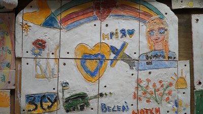 "Діти малюють те, що у них болить". Митець з Люксембургу навчає дітей Дніпра мистецтва роботи з глиною "Діти малюють те, що у них болить". Митець з Люксембургу навчає дітей Дніпра мистецтва роботи з глиною