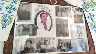 Фотографії батька Оксани Чмиленко — політв’язня радянських таборів за участь в організації "ОУН-Юнацтво" Романа Калиняка Фотографії батька Оксани Чмиленко — політв’язня радянських таборів за участь в організації "ОУН-Юнацтво" Романа Калиняка