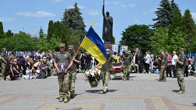 На Тернопільщині в останню дорогу провели загиблого бійця Артура Романюка На Тернопільщині в останню дорогу провели загиблого бійця Артура Романюка