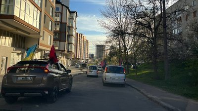 Кортеж із тілами загиблих проїжджає вулицями Тернополя (масив Новий світ) Кортеж із тілами загиблих проїжджає вулицями Тернополя (масив Новий світ)