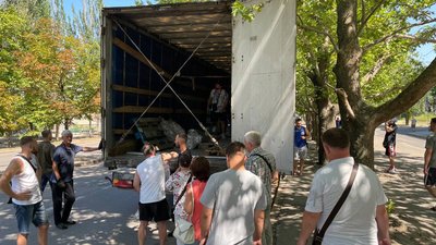 Привезли допомогу. Волонтери з Буковини роздали миколаївцям 24 тони бутильованої води Привезли допомогу. Волонтери з Буковини роздали миколаївцям 24 тони бутильованої води