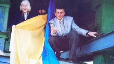 Зиновій Саляк та Стефанія Шабатура на львівській Ратуші у 1991 році