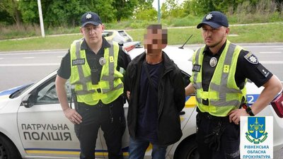 Погрожував ножем та забрав гроші з каси: чоловіка підозрюють у розбійному нападі
