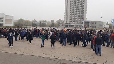 У Сумах підприємці знову вийшли на акцію проти карантинних обмежень "червоної" зони У Сумах підприємці знову вийшли на акцію проти карантинних обмежень "червоної" зони