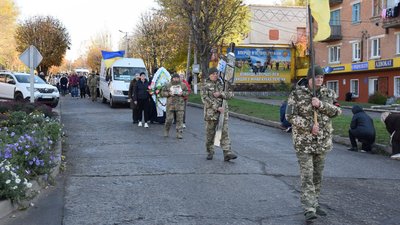 На Кіровоградщині попрощалися з чотирма захисниками, які загинули на війні з Росією На Кіровоградщині попрощалися з чотирма захисниками, які загинули на війні з Росією