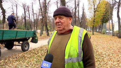 У Житомирі "Зеленбуд" щорічно збирає з парків і скверів понад 50 тонн опалого листя У Житомирі "Зеленбуд" щорічно збирає з парків і скверів понад 50 тонн опалого листя