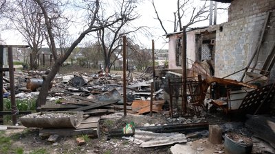 У Чернігові чоловік місяць жив у вуличному туалеті, бо його будинок розбомбило У Чернігові чоловік місяць жив у вуличному туалеті, бо його будинок розбомбило