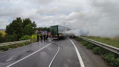 Зіткнулись та загорілись дві вантажівки: на Одещині з'ясовують обставини ДТП