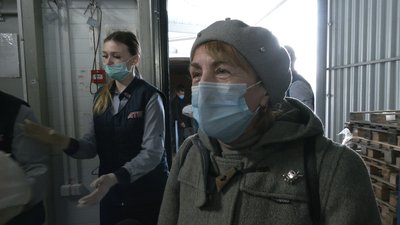 Понад 50 тисяч продуктових наборів від "АТБ" розносять соцпрацівники на Харківщині Понад 50 тисяч продуктових наборів від "АТБ" розносять соцпрацівники на Харківщині